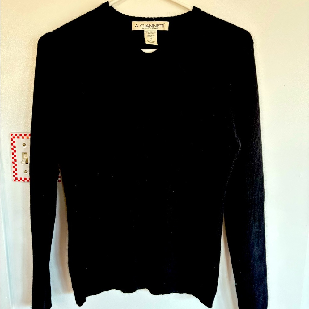 A Giannetti cashmere ribbed knit v neck sweater